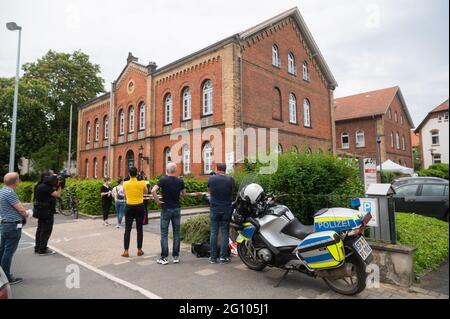 Celle, Germania. 03 giugno 2021. Poliziotti e giornalisti si trovano di fronte alla corte distrettuale celle. Sul terreno della corte distrettuale, un uomo ha sparato una donna e poi si è sparato. I colpi sono caduti vicino all'entrata. Credit: Julian Stratenschulte/dpa/Alamy Live News Foto Stock