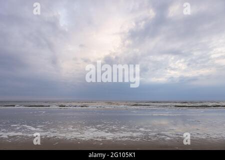 Spiaggia nei Paesi Bassi con bolle d'aria Foto Stock