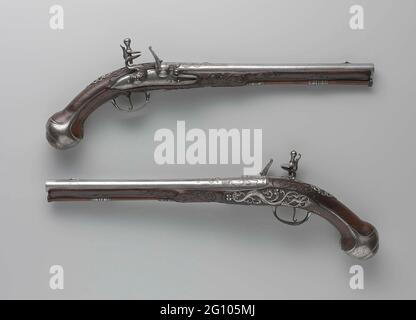 Pistola di volo. Parte di una coppia. La piastra di bloccaggio è incisa con un leone di salto, un cavallo di galloping e una firma; il gallo e il fuoco sono goffrati con rami fioriti. L'anello rotondo è sul retro di un anello e goffrato con foglie arabescate intorno ad una maschera grottesk che funge da controfilo; UNA nervatura piatta con una firma corre tra il rivestimento posteriore e il moncone; il grano della visiera è fatto di ferro; Stampato sul retro dello stemma di Utrecht. Il pallone viene sollevato con fogli di grandi dimensioni. L'attacco per ferro è costituito da due boomers di carico a forma di barra, una piastra a vite a forma di serpente wi Foto Stock