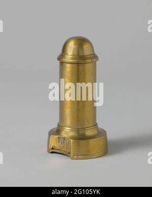 Tappo impermeabile per vite di sollevamento di una Carronade. Raindop per la vite di elevazione di una carronata. Ha un corpo cilindrico con chiusura convessa sopra e base a forma di campana, che ha un intaglio per la kulas e due fori per bulloni, con cui il tappo è stato montato sulla pistola. Intorno al corpo viene applicato un anello largo e allentato, che protegge i bulloni della pioggia e può essere facilmente sollevato per raggiungerli. Foto Stock