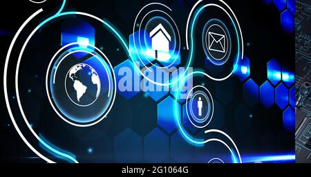 Composizione di icone digitali su esagoni e server della scheda del processore del computer Foto Stock