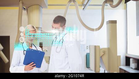 Composizione dello schermo con i dati medici e le icone sui medici di sesso maschile e femminile che discutono Foto Stock