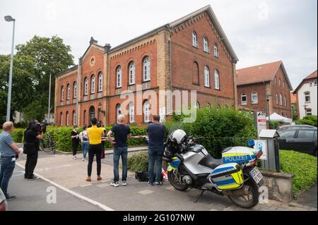 Celle, Germania. 03 giugno 2021. Poliziotti e giornalisti si trovano di fronte alla corte distrettuale celle. Sul terreno della corte distrettuale, un uomo ha sparato una donna e poi si è sparato. I colpi sono caduti vicino all'entrata. Credit: Julian Stratenschulte/dpa/Alamy Live News Foto Stock