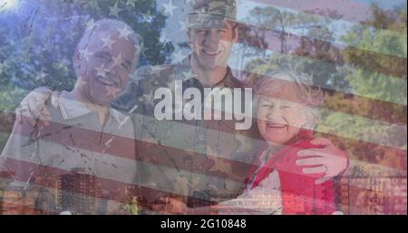 Composizione di un soldato maschio che abbraccia genitori sorridenti sulla bandiera americana Foto Stock