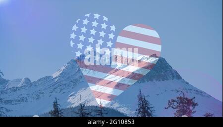 Composizione di montagne e cielo sopra la bandiera americana a forma di cuore Foto Stock