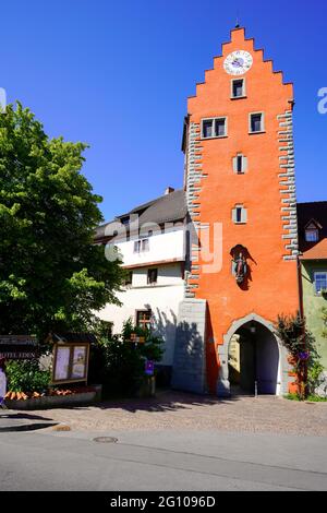 Vista di Marktplatz e Obertor (cancello superiore) a Meersburg, Baden-Württemberg. Germania. Situato sulla riva del lago di Costanza (Bodensee). Foto Stock