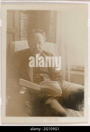 Andries Bonger, in poltrona, leggendo un libro. Foto Stock