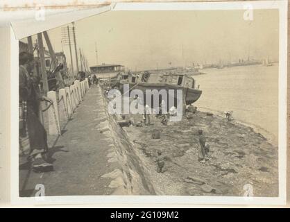 Porto di Yokohama. Sulla banchina di Yokohama, le donne sono alla ricerca di molluschi. Parte dell'album foto di Dolph Kessler con le registrazioni che ha fatto durante il suo soggiorno in Inghilterra e in un viaggio mondiale che ha intrapreso in olandese-India, Giappone, Cina e Stati Uniti come segretario di Henri Deterding (direttore di Royal Oil), tra il 1906 e il 1908. Foto Stock