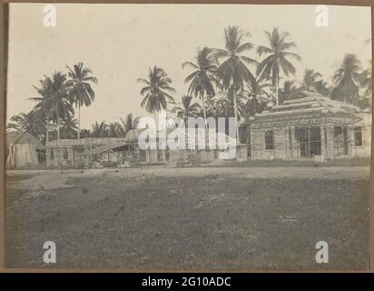 Costruzione di un complesso edilizio. Vista di un cantiere con un gruppo di edifici in costruzione, probabilmente a Medan. Foto nell'album fotografico dello studio di architettura olandese e Contractor Bennink e Riphagen a Medan negli anni. 1914-1919. Foto Stock