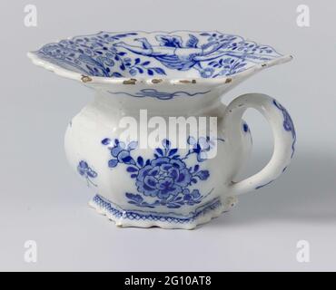 Kwispoor con la mostra di Willem IV Pedalò Kwis con pancia esagonale convessa e un po' di sintonia, a paletta, ampio bordo esagonale, mentre il piede basso è anche esagonale e rovesciato. Decorato in blu sottoplatura, con motivo a diamante sul ventre, tre peonie e due farfalle, sul bordo destro ritratto di un uomo (Willem IV), busto in profilo a sinistra, l'ordine del garter indossando, in cartouche con sfondo Blu. Iscrizione: W: C: H: F uijtteps to Stadholder den 3 Floeijmaant AO 1747. Foto Stock