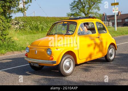 1969 60s giallo Fiat, italiano, 499ss benzina piccola macchina di città Foto Stock