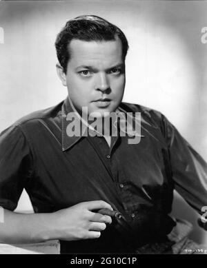 ORSON WELLES Pubblicità Ritratto con Cigar per DOMANI È PER SEMPRE 1946 regista IRVING PICHEL storia Gwen Bridow sceneggiatura Lenore J. Coffee Music Max Steiner produttore David Lewis International Pictures / RKO radio Pictures Foto Stock