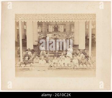 Orchestra di gamelan; Ferrovie di Stato su Java. Un'orchestra di gamelan, probabilmente a Surabaya. Parte di un gruppo di 62 foto in una scatola con l'iscrizione 'state Railways on Java' del 1888. Foto Stock