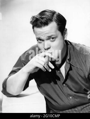 ORSON WELLES Pubblicità Ritratto con Cigar per DOMANI È PER SEMPRE 1946 regista IRVING PICHEL storia Gwen Bridow sceneggiatura Lenore J. Coffee Music Max Steiner produttore David Lewis International Pictures / RKO radio Pictures Foto Stock