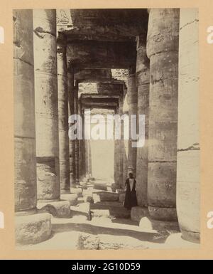 Colorato nel tempio di Abydos; e 62 colonnato, tempio di Abydos, (costruito dal re Seti i (1400 V c.)). Egitto superiore.; Egitto. La foto fa parte della serie fotografica egiziana raccolta da Richard Polak. Foto Stock