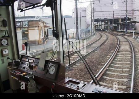 KYOTO, GIAPPONE - 12 dicembre 2019: Kyoto, Giappone - 26 novembre 2019: Vista dall'interno del tram in stile retrò della linea Randen Kitano a Kyoto. Opera da Keif privato Foto Stock