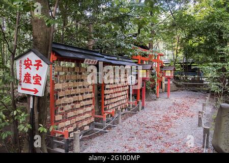 KYOTO, GIAPPONE - 11 dicembre 2019: Kyoto, Giappone-26 novembre 2019: Tavolette di Ema in legno al Santuario di Nonomiya, le placche Ema sono usate per i desideri dei credenti shinto Foto Stock