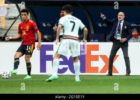 MARIBOR, SLOVENIA - 03 GIUGNO: Luis de la Fuente, capo allenatore della Spagna reagisce durante la gara di semifinale del Campionato europeo Under-21 UEFA 2021 tra SF1 e SF2 allo Stadion Ljudski vrt il 3 giugno 2021 a Maribor, Slovenia. (Foto di Grega Valancic/MB Media) Foto Stock