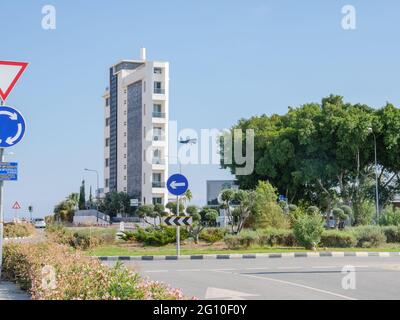 Aereo che si prepara a atterrare all'aeroporto di Larnaca, Cipro. Volando in basso sopra il Mar mediterraneo, vicino a un edificio di appartamenti a più piani a Larnaca. Foto Stock
