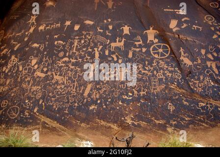 Newspaper Rock petroglifi, sulla US191, Needles state Park, Canyonlands National Park, Utah, STATI UNITI Foto Stock