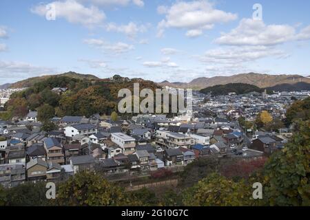 HIMEJI, GIAPPONE - 17 dicembre 2019: Himeji, Giappone - 30 novembre, 2019: Vista aerea della residenza Himeji centro dal castello di Himeji a Hyogo, Giappone. Foto Stock