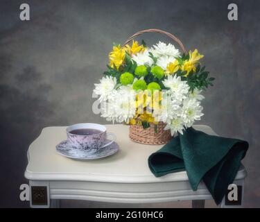 Ancora vita con splendido bouquet di fiori Foto Stock