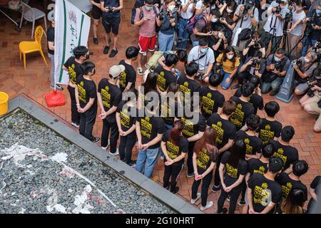 Hong Kong, Cina. 04 giugno 2021. I membri dell'Unione degli studenti dell'Università di Hong Kong si riuniscono per commemorare il quarto incidente di giugno. Il rituale annuale di lavaggio del pilastro della vergogna, una scultura situata nel campus dell'Università di Hong Kong che commemora le vittime del crack di Piazza Tiananmen del 1989 a Pechino, Si è tenuto come Hong Kong ricorda il 4 giugno per la prima volta da quando Pechino ha imposto una legge nazionale di sicurezza alla città. (Foto di Hsiuwen Liu/SOPA Images/Sipa USA) Credit: Sipa USA/Alamy Live News Foto Stock