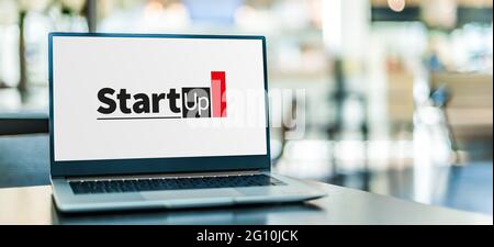 Computer portatile che visualizza il segno di avvio Foto Stock