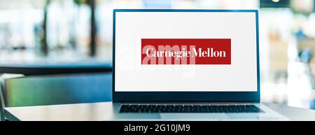 POZNAN, POL - Apr 20, 2021: Computer portatile con logo della Carnegie Mellon University, università privata di ricerca con sede a Pittsburgh, Pennsylv Foto Stock