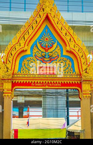 Incredibile colorato Wat Don Mueang Phra Arramluang tempio buddista cancello d'ingresso a Bangkok Thailandia. Foto Stock