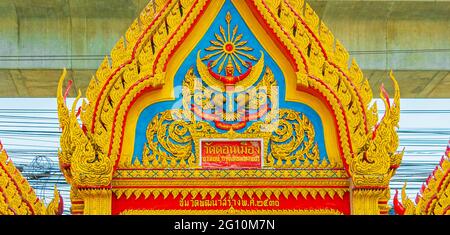 Incredibile colorato Wat Don Mueang Phra Arramluang tempio buddista cancello d'ingresso a Bangkok Thailandia. Foto Stock