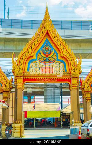 Incredibile colorato Wat Don Mueang Phra Arramluang tempio buddista cancello d'ingresso a Bangkok Thailandia. Foto Stock