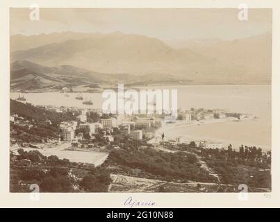 Paesaggio urbano di Ajaccio visto da una parte superiore; Ajaccio. Foto Stock