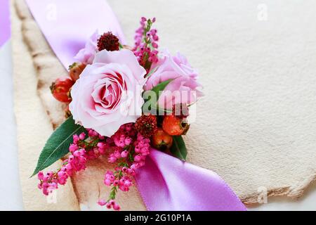 Rose, eriche e bacche di biancospino in bouquet piccolo 