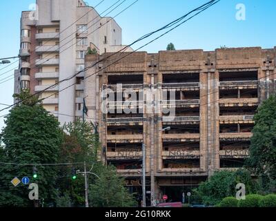 Costruzione sospesa incompiuta di un vecchio edificio in mattoni sporchi e logoro con graffiti nel centro della città di Kiev, Ucraina. Foto Stock