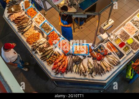 FRANCIA. PIRENEI ATLANTICI (64) BIARRITZ, LES HALLES DE BIARRITZ, MERCATO DEL PESCE Foto Stock
