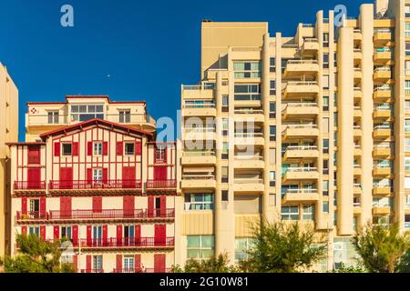 FRANCIA. PYRENEES-ATLANTIQUES (64), BIARRITZ, EDIFICIO CON ARCHITETTURA BASCA TRADIZIONALE E EDIFICIO DI APPARTAMENTI SUL LUNGOMARE, BOULEVARD DU GENERA Foto Stock