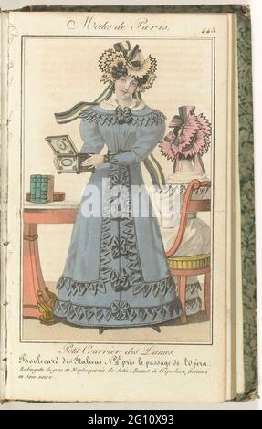 Petit Courrier des Ladies, 20 gennaio 1827, No. 443: Redingotte de Gros de Naples .... Redingote van 'Gros de Naples' guarnito con satin. Berretto di "crepe lisse" con zoom dentellato e finitura satinata nera. La donna sta tenendo una scatola dei monili (?). Figura seduta, vista sul retro, nella stessa resurrectionote. Stampa dalla rivista di moda Petit Courier des Ladies (1821-1868). Bound (con alcune pp. Le Journal des Laden et des modes). Dal 15 gennaio 1827 al 20 marzo 1830. Incompleto. Foto Stock