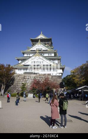 OSAKA, GIAPPONE - 05 dicembre 2019: Osaka, Giappone - 01 dicembre 2019: Turisti e persone visitano il castello di Osaka, Giappone. Foto Stock