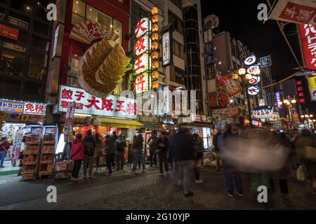 OSAKA, GIAPPONE - 26 dicembre 2019: Osaka, Giappone- 28 Nov, 2019: Passeggiata turistica nella via dello shopping di Dotonbori. Foto Stock