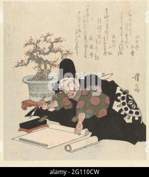 Scrivere l'uomo in kimono nero. Musashibô Benkei, in Kimono nero, si inchina con un pensello in mano su un foglio di carta, per fare la prima calligrafia del nuovo anno. Dietro di lui un albero di prugne in vaso in miniatura fiorente, con un cartello che è 'Garyûbai', il nome del famoso albero di prugne al santuario Kameido Tenjin Edo (l'attuale Tokyo). Con tre poesie; lama destra di un penetratore. Foto Stock