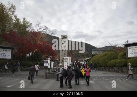 KYOTO, GIAPPONE - 11 dicembre 2019: Kyoto, Giappone-26 novembre 2019: I visitatori possono godersi l'autunno al tempio Tenryuji ad Arashiyama, Kyoto, Giappone. Foto Stock