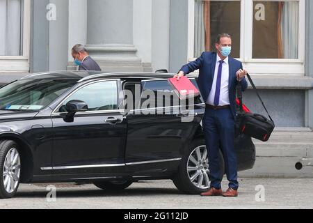 Il Ministro della Comunità tedesco Oliver Paasch ha ritratto di arrivare per un Riunione del comitato consultivo con i ministri della Confederazione governami Foto Stock