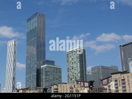Canary Wharf, Londra, 2021. Vari edifici iconici situati a Canary Wharf. Questo è il quartiere finanziario di Londra, ed è circondato da expenssi Foto Stock