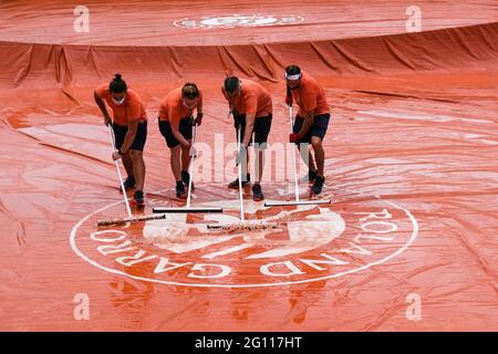 Parigi, Francia. 04 giugno 2021. Tennis: Grand Slam - apertura Francese. Una tarpa di pioggia è liberata di acqua da quattro falde freatiche. Credit: Frank Molter/dpa/Alamy Live News Foto Stock