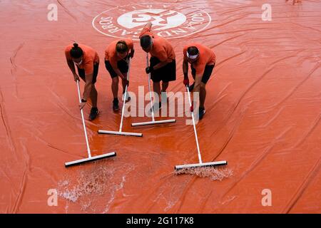 Parigi, Francia. 04 giugno 2021. Tennis: Grand Slam - apertura Francese. Una tarpa di pioggia è liberata di acqua da quattro falde freatiche. Credit: Frank Molter/dpa/Alamy Live News Foto Stock