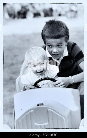 i bambini che si sono dati un giro nella zona fieristica degli anni '70 Foto Stock