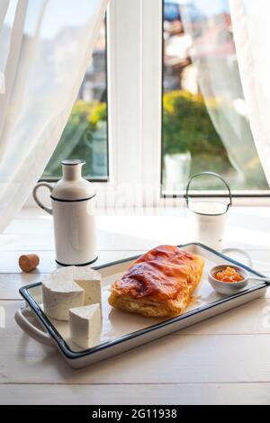 Torta al formaggio al forno con latte. Banitsa di burro bulgaro per colazione Foto Stock