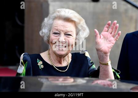 Amsterdam, Niederlande. 04 giugno 2021. La principessa Beatrice dei Paesi Bassi parte al Palazzo reale di Amsterdam, il 04 giugno 2021, dopo aver consegnato i garofani d'argento del Principe Bernhard Cultuurfonds a persone che hanno dato un contributo volontario e non pagato alla cultura o alla natura credito: Albert Nieboer/Netherlands OUT/Point de Vue OUT/dpa/Alamy Live News Foto Stock