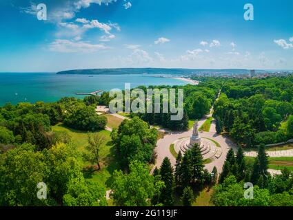 Varna tempo primaverile, bella vista aerea sopra il giardino sul mare. Foto Stock